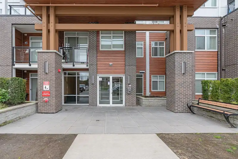 414 5415 BRYDON CRESCENT - photo 2 of 24