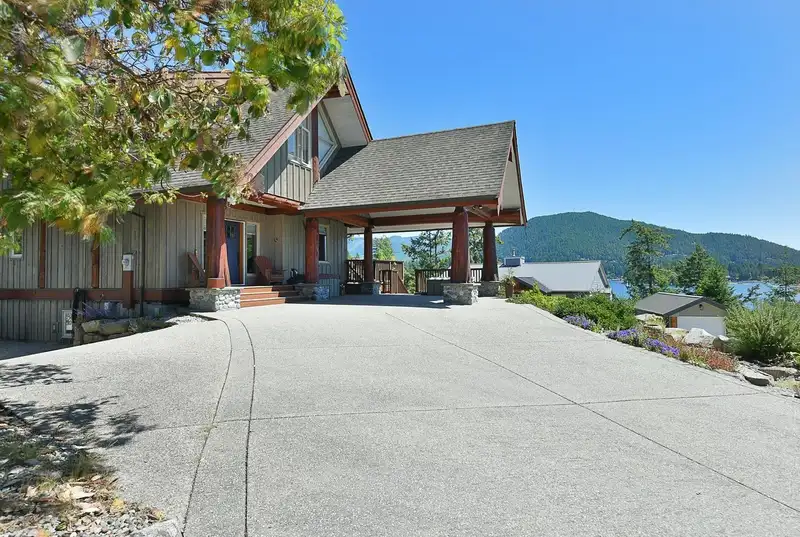 18 4622 SINCLAIR BAY ROAD - photo 2 of 39