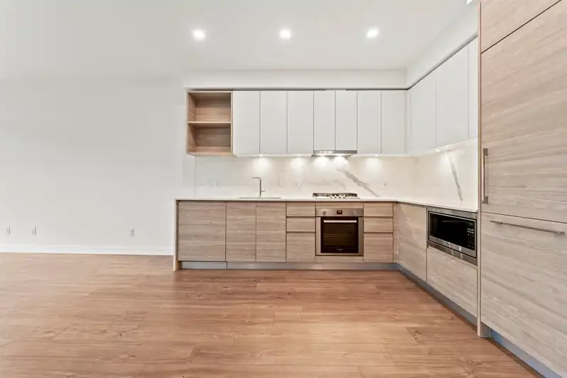 502 585 AUSTIN AVENUE - photo 3 of 33