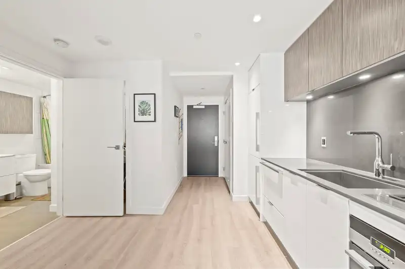710 209 E 7TH AVENUE - photo 3 of 31