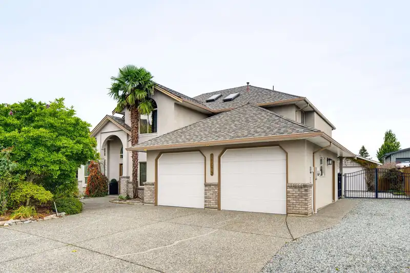 21679 52 AVENUE - photo 2 of 39