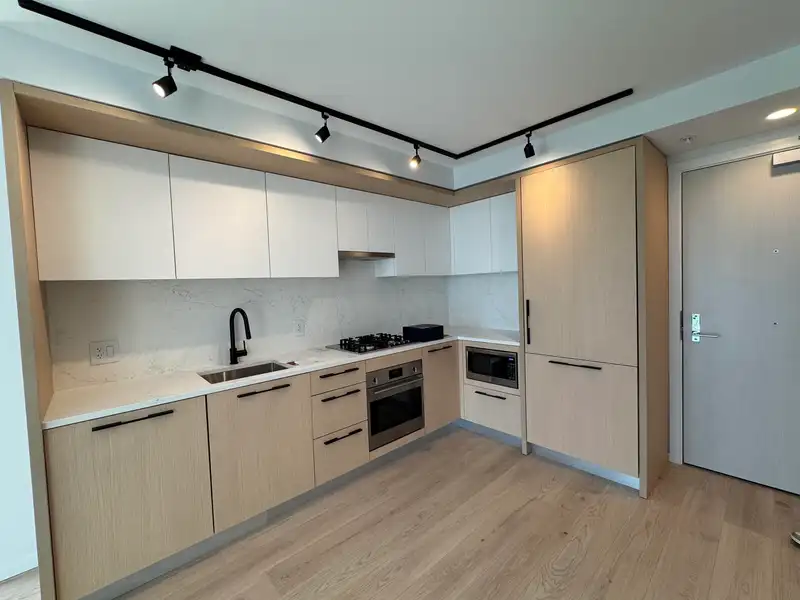 602 2729 KINGSWAY - photo 2 of 26