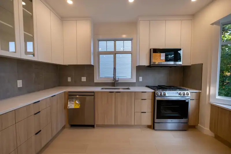 5 19551 66 AVENUE - photo 4 of 34