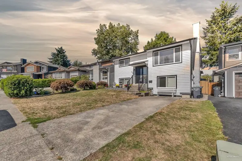 2521 WILDING CRESCENT - photo 2 of 33