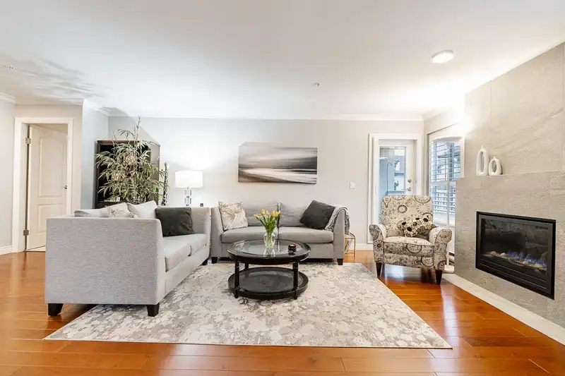 209 15272 20 AVENUE - photo 1 of 36