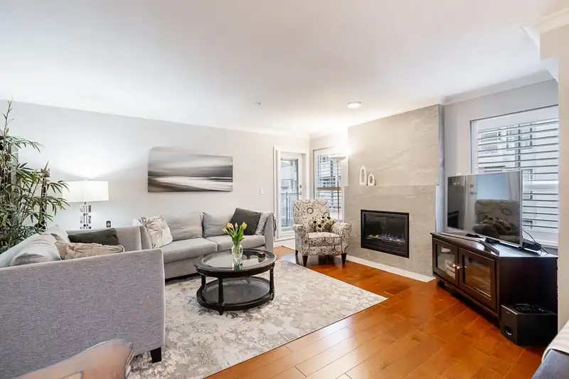 209 15272 20 AVENUE - photo 3 of 36