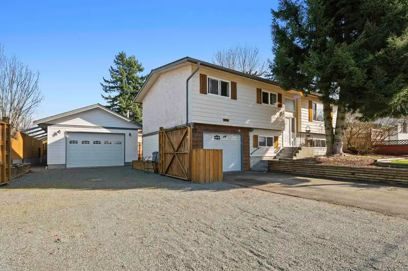 2096 MARTENS STREET - photo 2 of 40