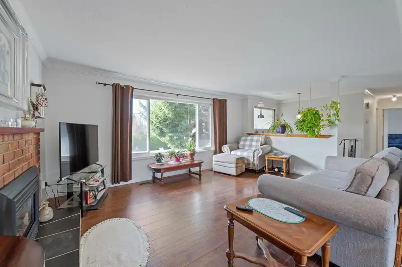 2096 MARTENS STREET - photo 4 of 40