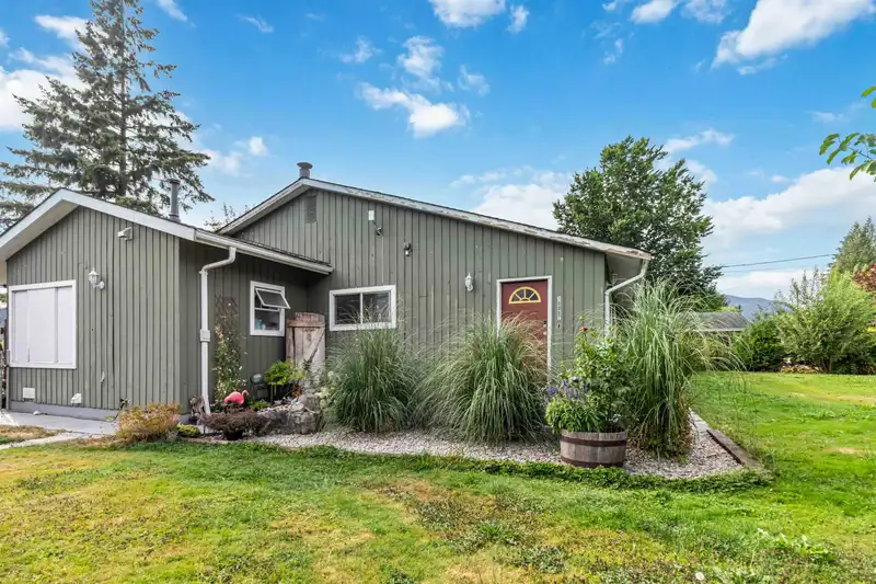 10087 MOUNTAINVIEW ROAD - photo 4 of 39