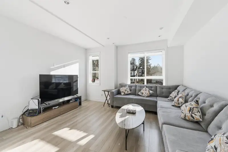 24 11556 72A AVENUE - photo 2 of 27