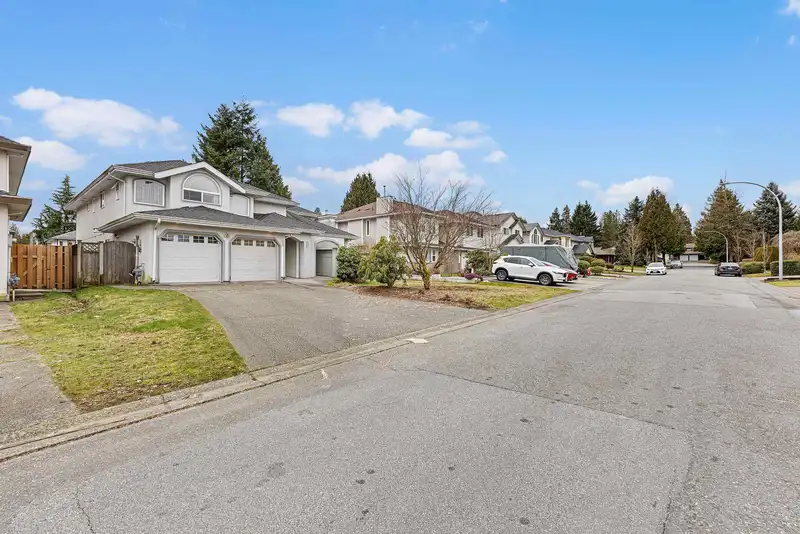 15780 99A AVENUE - photo 4 of 40