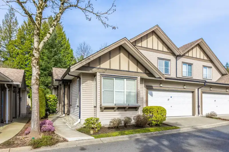 37 15868 85 AVENUE - photo 1 of 40