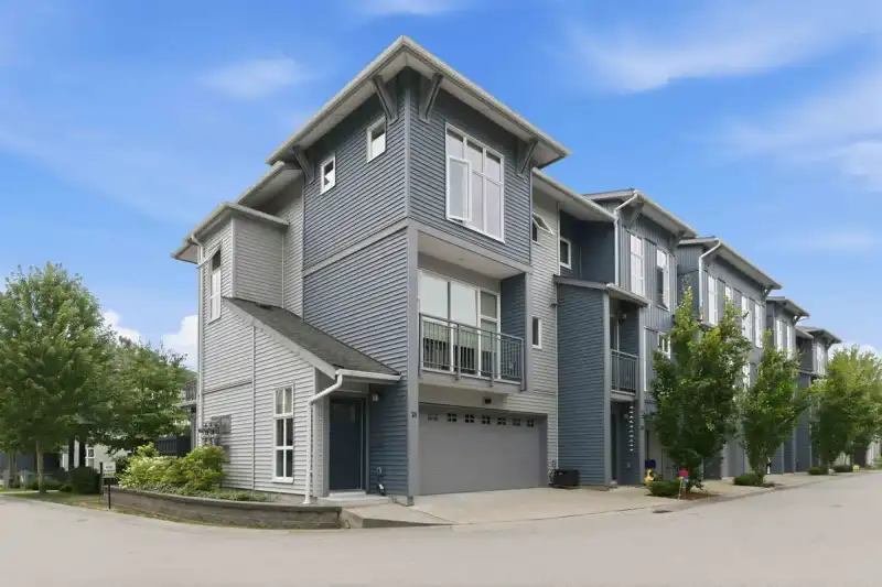 21 24076 112 AVENUE - photo 1 of 40