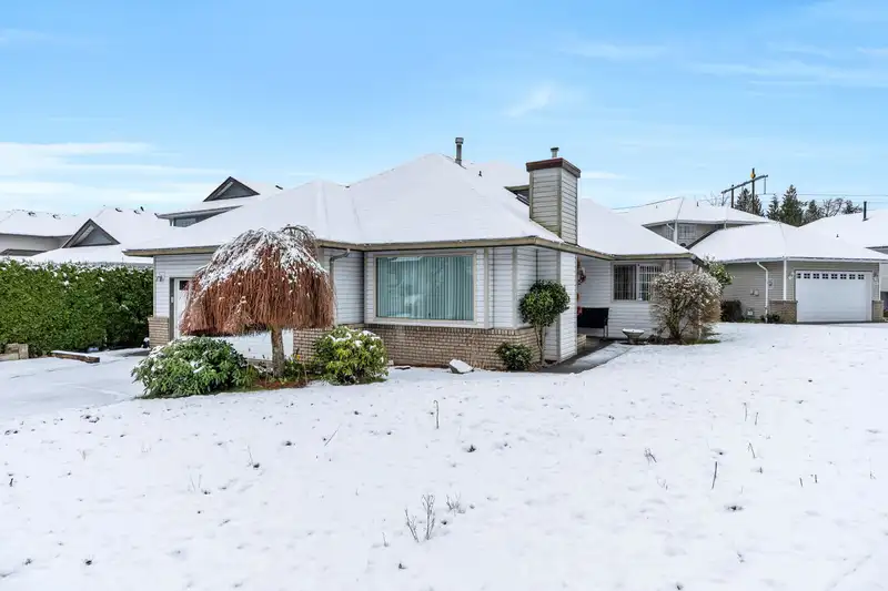 1372 OXFORD STREET - photo 2 of 40