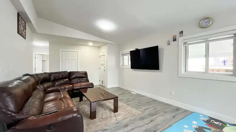 14171 77A AVENUE - photo 2 of 19