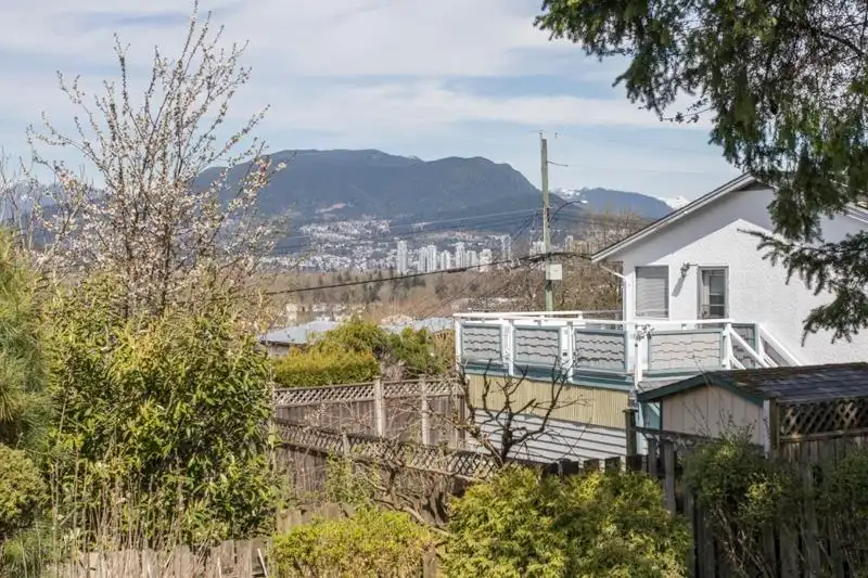 1470 JUNE CRESCENT - photo 4 of 37