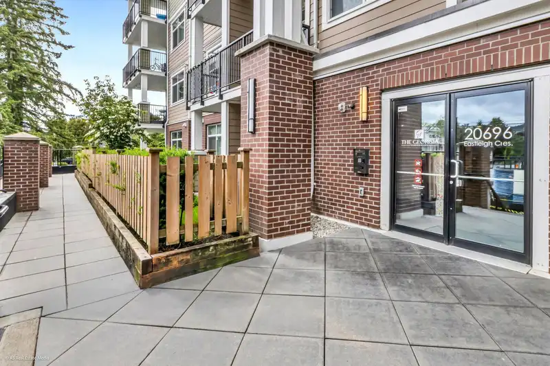 317 20696 EASTLEIGH CRESCENT - photo 2 of 33