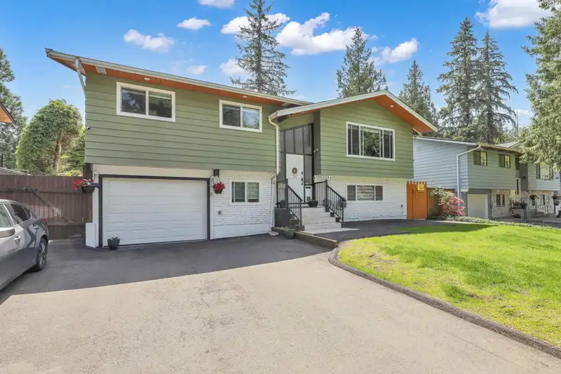 19654 47 AVENUE - photo 3 of 39