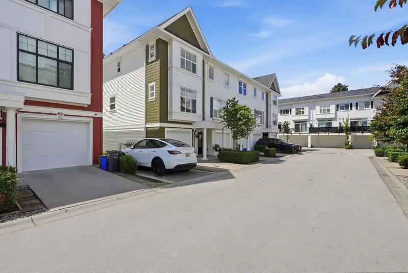 44 27735 ROUNDHOUSE DRIVE - photo 3 of 32
