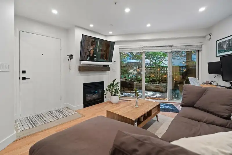 C2 332 LONSDALE AVENUE - photo 3 of 31