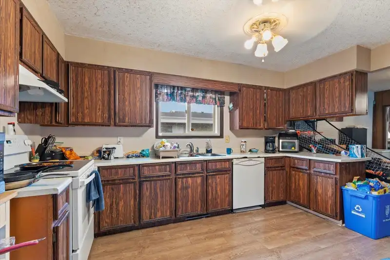 385 3RD AVENUE - photo 4 of 39