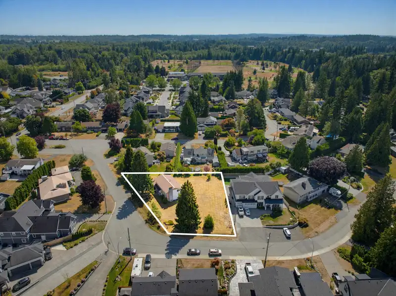 4503 SOUTHRIDGE CRESCENT - photo 2 of 40
