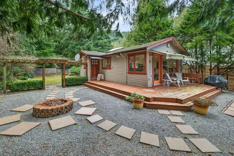 1309 OCEANVIEW ROAD - photo 1 of 31