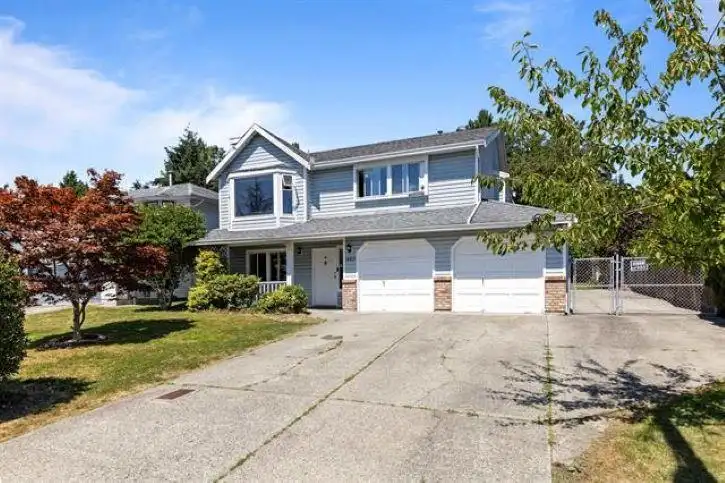 14271 67 AVENUE - photo 1 of 33