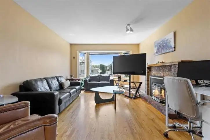14271 67 AVENUE - photo 4 of 33
