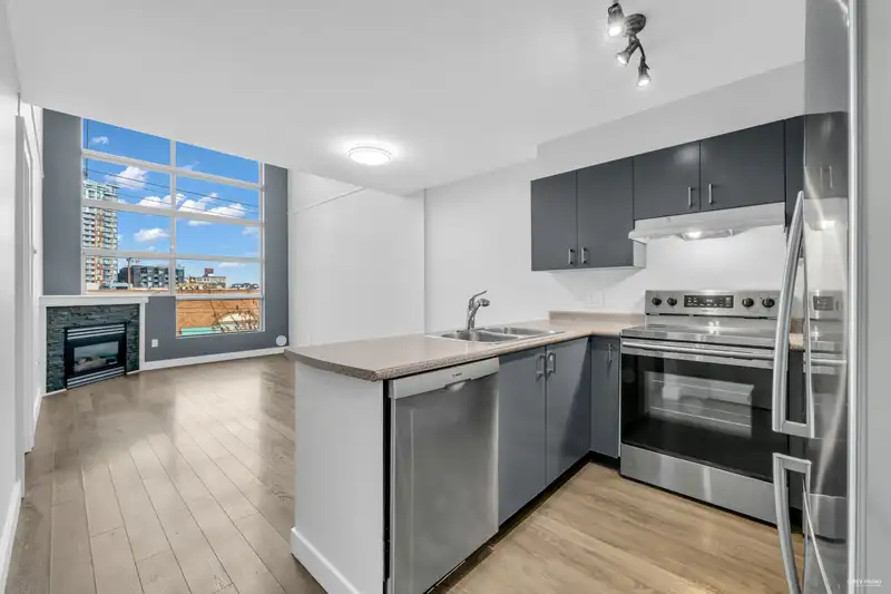 319 418 E BROADWAY - photo 4 of 26