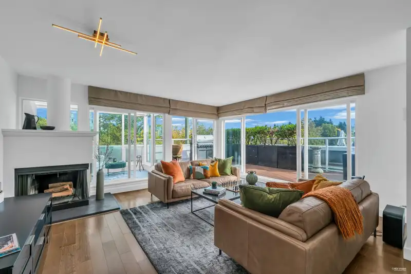 2243 OAK STREET - photo 4 of 40