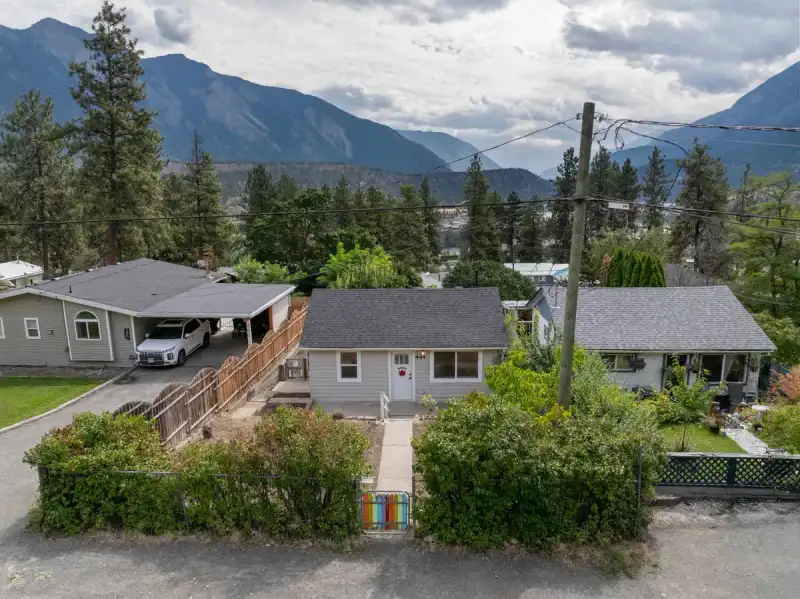 444 VICTORIA STREET - photo 1 of 24