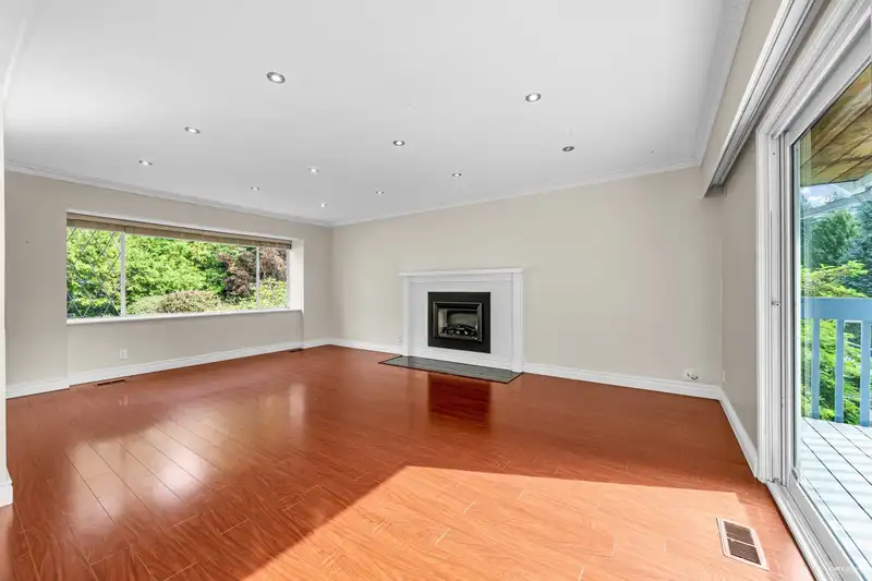 84 LAURIE CRESCENT - photo 2 of 20