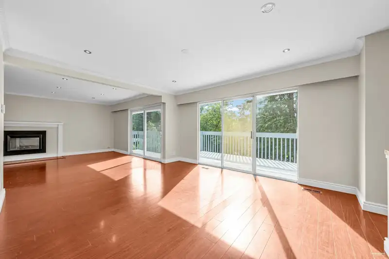 84 LAURIE CRESCENT - photo 3 of 20