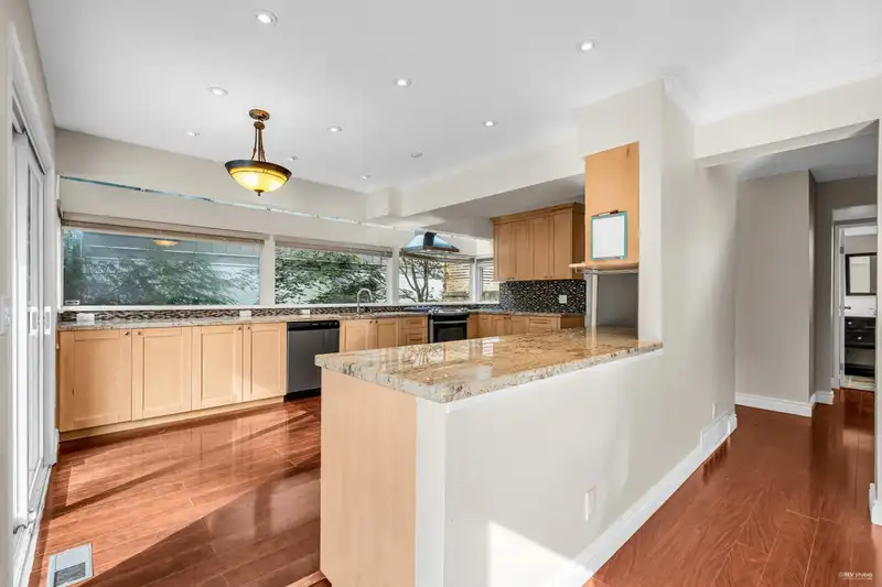 84 LAURIE CRESCENT - photo 4 of 20