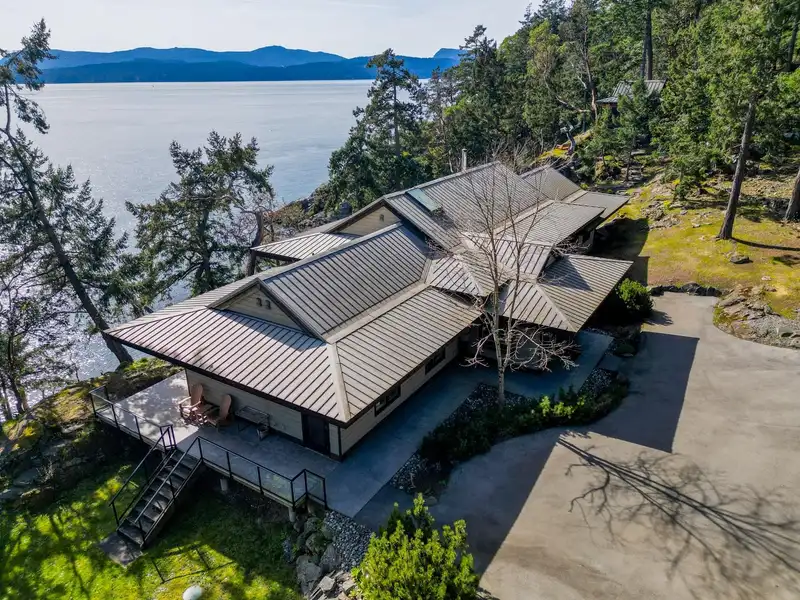 1369 MACKINNON ROAD - photo 4 of 40