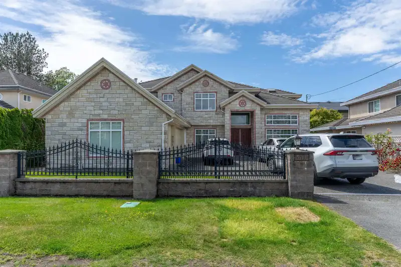 9291 KIRKMOND CRESCENT - photo 1 of 40