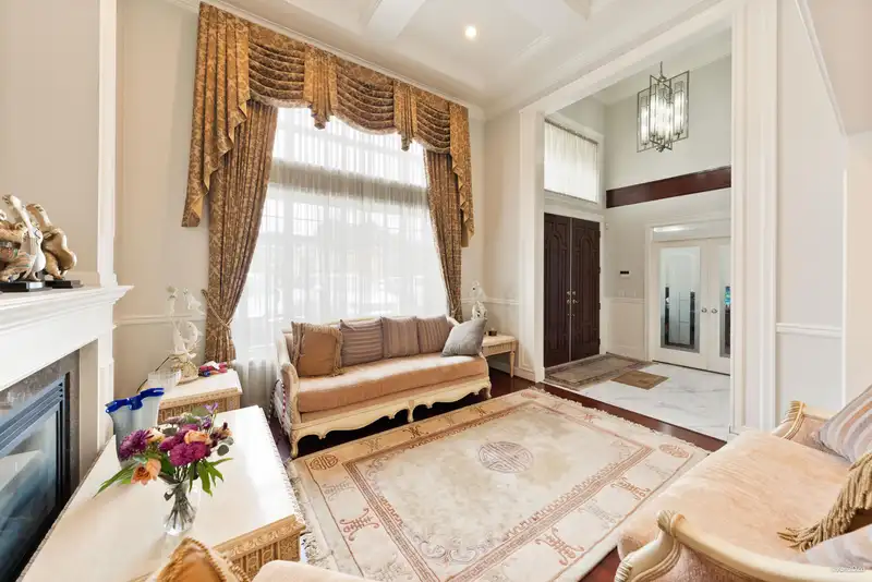 9291 KIRKMOND CRESCENT - photo 3 of 40