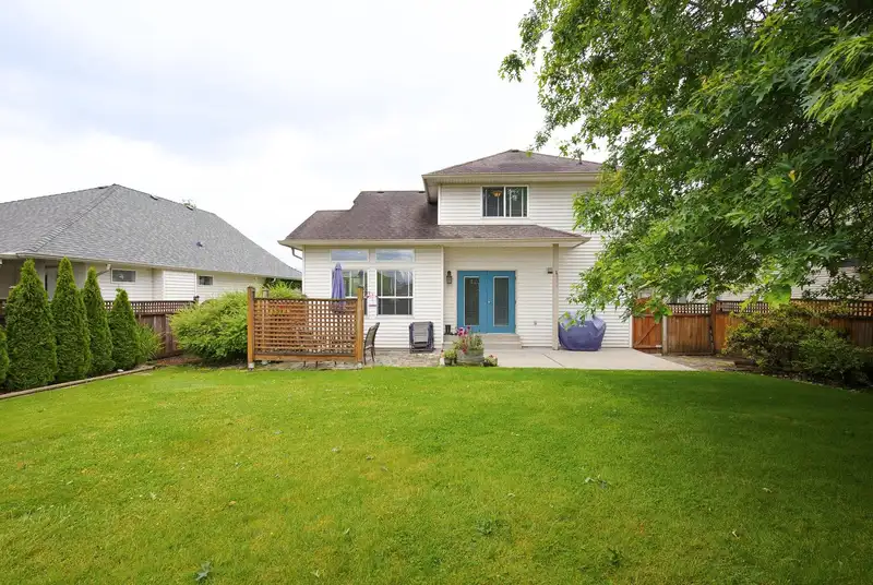 30585 CRESTVIEW AVENUE - photo 4 of 40