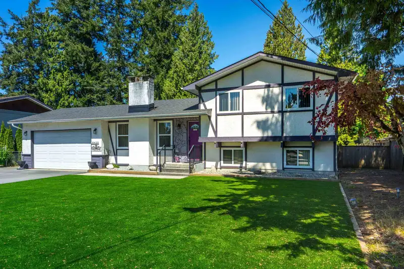 20423 43 AVENUE - photo 4 of 37