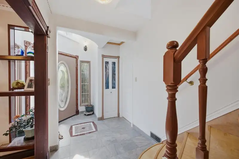 55 W KING EDWARD AVENUE - photo 4 of 39