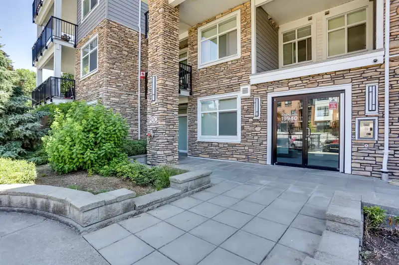 110 19940 BRYDON CRESCENT - photo 2 of 23
