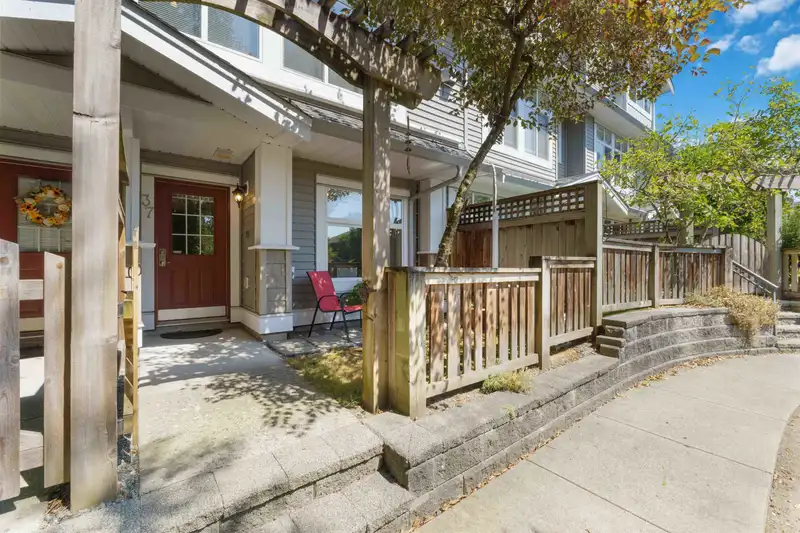 37 20449 66 AVENUE - photo 2 of 40