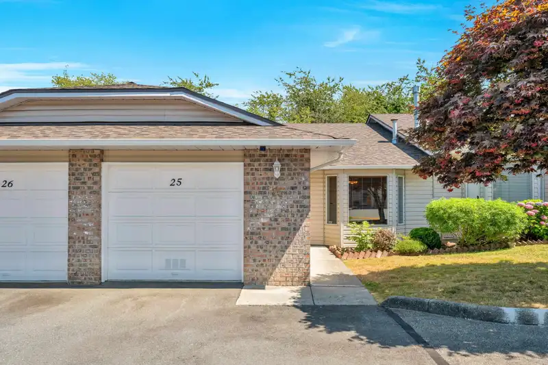 25 22308 124 AVENUE - photo 2 of 33