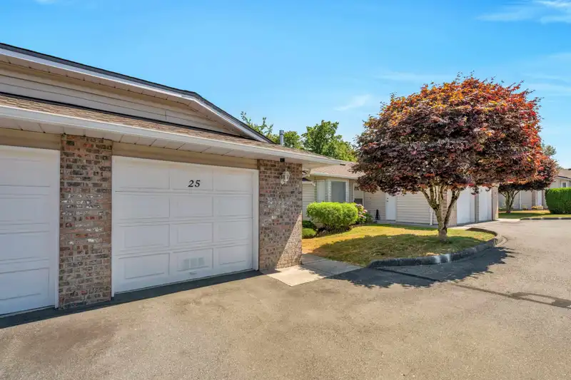 25 22308 124 AVENUE - photo 3 of 33