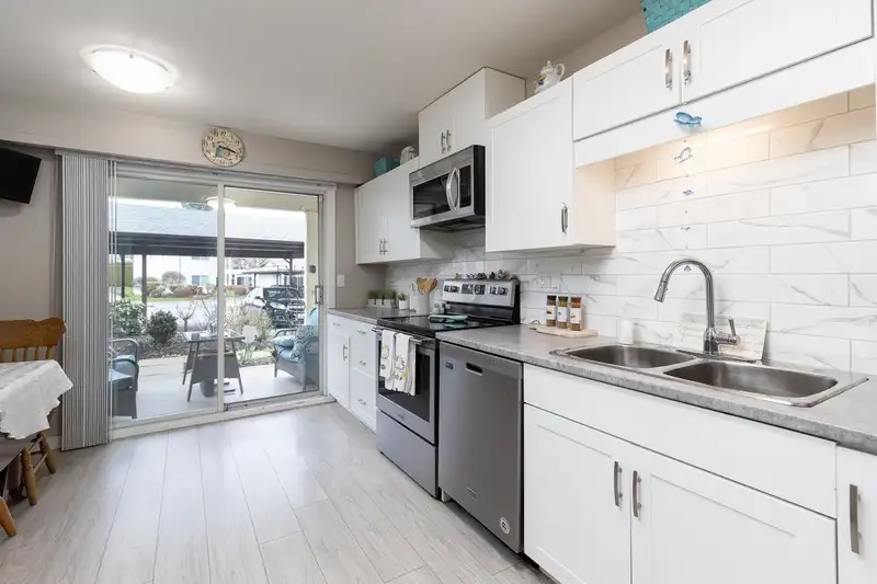 43 6467 197 STREET - photo 2 of 39