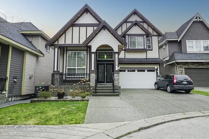5916 139 STREET - photo 2 of 40