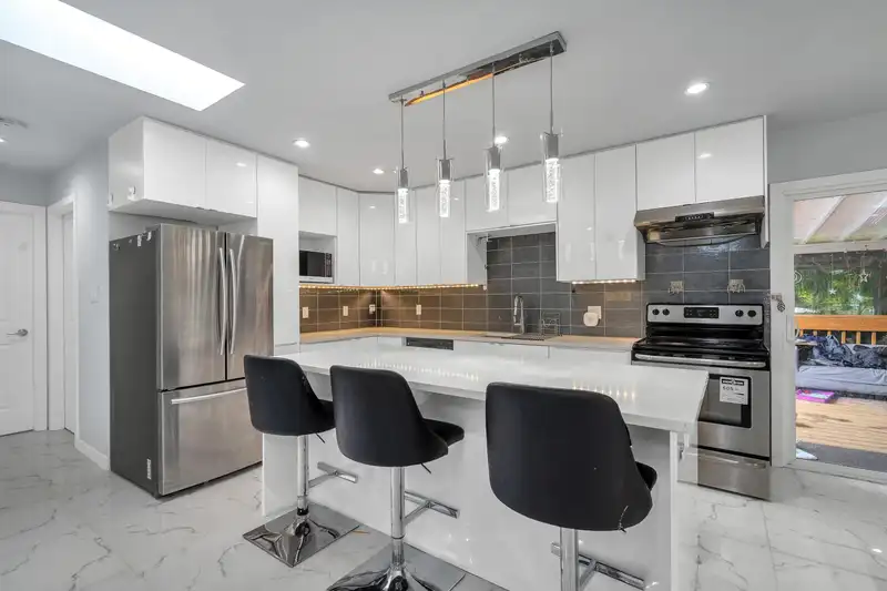 10865 152 STREET - photo 3 of 7