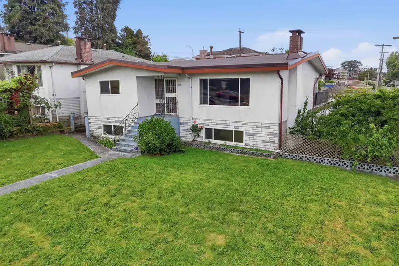 3063 RENFREW STREET - photo 3 of 40