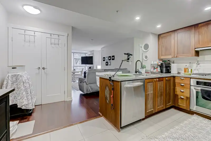 128 9373 HEMLOCK DRIVE - photo 4 of 26